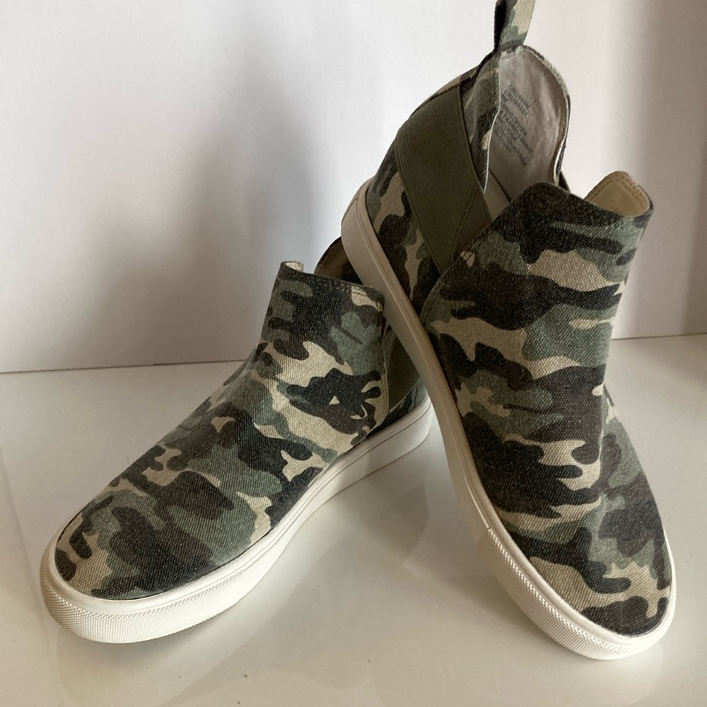 Steve Madden Women's CRUSHIN Camo Hidden Wedge High Top Sneakers Size 9 EUC